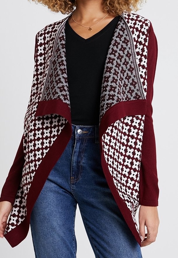 Burgundy öppen front cardigan med en mönstrad grå-vit bakpanel, med långa ärmar och en avslappnad passform. Texturerat stickat tyg.