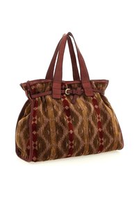 Borsa in tessuto marrone con motivi a diamante in rosso e oro. Manici e dettagli in pelle, chiusa con una cintura e una semplice fibbia metallica.