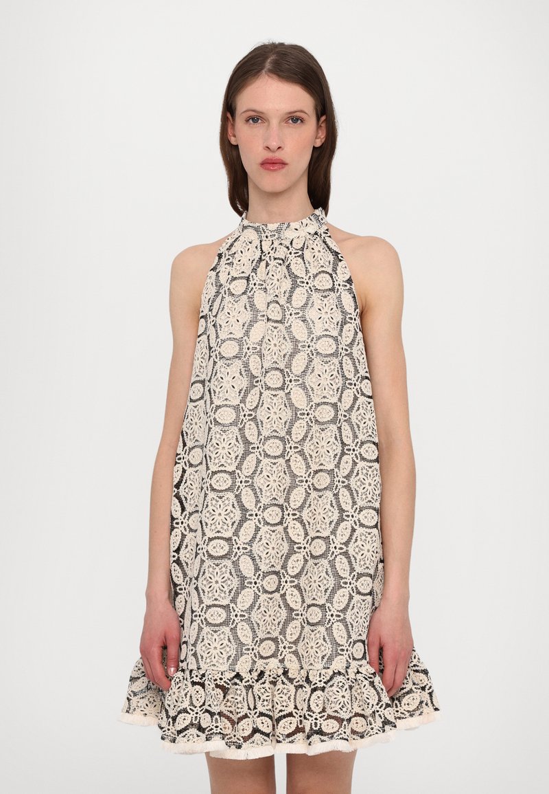 Ärmelloses Kleid mit einem schwarz-weißen Spitzenmuster, vollem Saum und hohem Kragen, aus strukturiertem Stoff mit lockerer Passform.