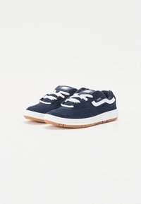 Mørkeblåveis semskede sneakers med hvite lisser, en hvit side stripe og en teksturert gummisåle. Har en polstret krage og logo på tungen.