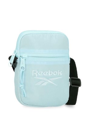 Bolso bandolera azul claro de Reebok con bolsillo frontal con cremallera, logo bordado y correa negra ajustable.