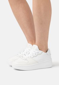 Karl Kani - HEEL LOGO - Sneaker low - white/beige Thumbnail-Bild 1