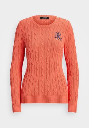 Pull-over corail à manches longues en maille torsadée avec col rond, trois boutons dorés sur l'épaule gauche et logo "RL" brodé en bleu marine sur la poitrine gauche.