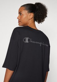 Champion ICONS OVERSIZE CREWNECK  - T-shirt con stampa - black