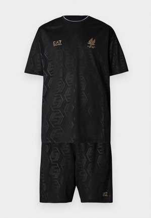Černá atletická sada z lehké tkaniny. Obsahuje geometrický vzor, krátké rukávy a zlaté logo. Design s kulatým výstřihem.