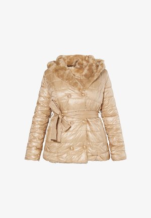 Beige pufferjakke med en faux fur krave, dobbeltradet design, bælte i taljen og quiltet struktur. Har dekorative knapper.