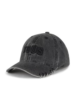 Gorra de béisbol negra lavada con "TOUS" bordado en la parte delantera y cinco anillos plateados unidos a lo largo del borde de la visera.