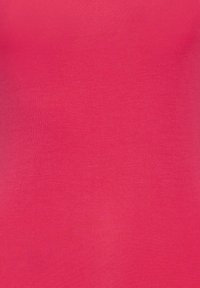 Texture de tissu rose uni avec motif visible de maille fine et légères variations de couleur à travers la surface.