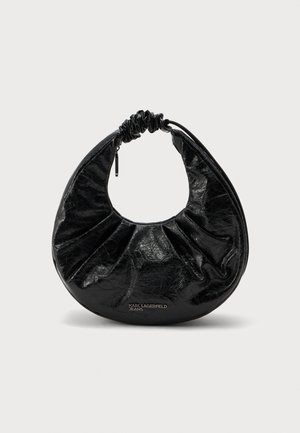 Sort halvmåneformet håndtaske med rynket hank og lynlås, skinnende krøllet tekstur og "KARL LAGERFELD JEANS" logo foran.
