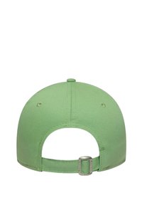 Cappellino da baseball verde chiaro visto da dietro, con strap regolabile e chiusura in metallo, su sfondo bianco.