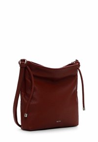 Sac à épaule en cuir rouge avec une surface texturée, un cordon de serrage et une poche latérale. Équipé d'un accent argenté sur le bas à l'avant.