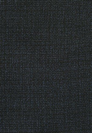 Tessuto texturizzato di un nero intenso con sottili riflessi blu, pattern di trama uniforme, adatto per rivestimenti o indumenti. Durevole e versatile.
