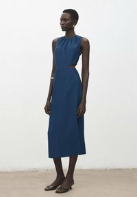 Námornícko modré, bezrukávové šaty so zberaným výstrihom, bočnými výrezmi a rovnou siluetou. Hladká tkanina s textúrovaným povrchom.