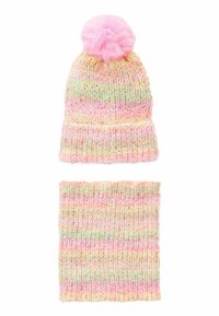 Gebreide muts met een roze pompon, voorzien van meerkleurige pastelstrepen. Gecombineerd met een bijpassende nekwarmer in een vergelijkbaar ontwerp en textuur.