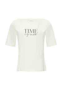 T-shirt en coton blanc à manches courtes et encolure large. Présente une inscription noire avec les mots "TIME is now" dans un mélange de styles gras et en italique.