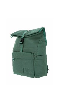 Sac à dos en tissu vert avec un design à enroulement sur le dessus, une sangle ajustable, une poche avant et des détails de surface texturés. Quincaillerie noire contrastante.