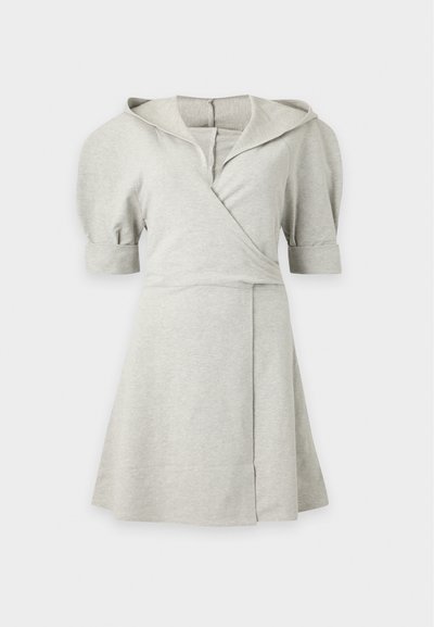 Robe portefeuille gris clair à manches courtes bouffantes avec poignets et col doux, longueur genou avec une jupe légèrement évasée.