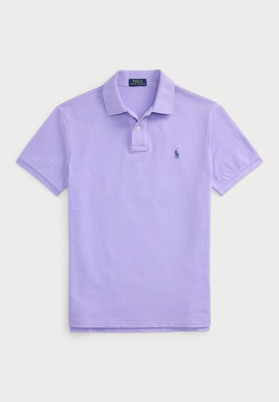 Levanduľový polo tričko vyrobené z bavlny, s klasickým golierom, dvomi gombíkmi a malým vyšitým logom na ľavej hrudi.