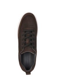 Bruin stoffen sneaker met gestructureerd oppervlak, ronde neus, zwarte veters en witte rubberen zool. Voorzien van een trekband aan de hiel voor eenvoudig aan- en uittrekken.