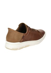 Braune Ledersneaker mit einer glatten Vorderseite, einem strukturierten, hellbraunen Einsatz an der Ferse, einer weißen, geschichteten Sohle und braunen Schnürsenkeln.