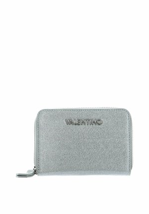 Portefeuille en cuir texturé argenté avec fermeture éclair, présentant un logo "VALENTINO" embossé sur le devant et une petite languette de fermeture éclair.