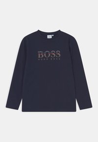 T-shirt in cotone a maniche lunghe di colore blu navy con un logo grafico centrato in colori metallici: "BOSS" sopra "HUGO BOSS", con scollatura a girocollo.
