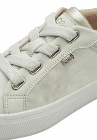 Sneaker bianco con upper in pelle liscia, pannello laterale texturizzato, lacci intrecciati e dettagli metallici sul tallone. Presenta una suola in gomma.
