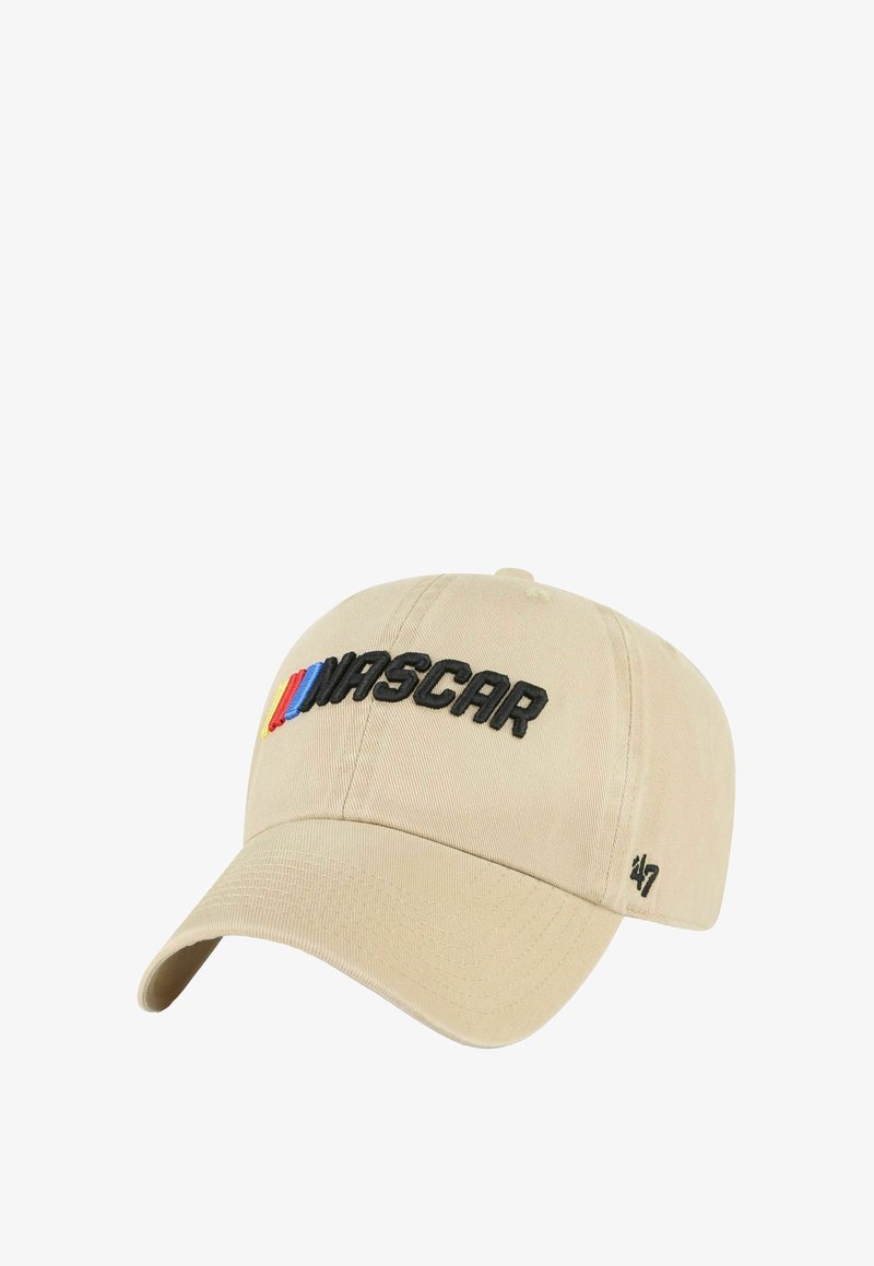 Beige Baseballcap aus Baumwolle mit einem gestickten "NASCAR"-Logo in Schwarz und roten, blauen und gelben Akzenten auf der Vorderseite.