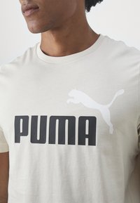 Puma ESS COL LOGO - Marškinėliai su spaudiniu - alpine snow
