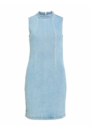 Robe en denim bleu clair sans manches avec col montant, silhouette ajustée et fermeture éclair au dos, présentée sur fond blanc.