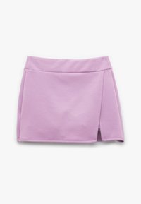 Skort corto de color lila con un panel delantero envolvente y una ligera abertura lateral, fabricado con un tejido suave y elástico.