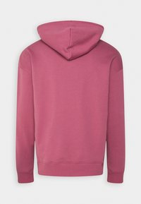 Vue arrière d'un sweat à capuche uni couleur rose poussiéreux avec manches longues, poignets côtelés, ourlet et capuche attachée sur un fond blanc.