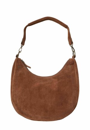 Braune Wildleder-Handtasche in halbmondförmigem Design mit halbem Trageriemen und Reißverschlussverschluss vor weißem Hintergrund.
