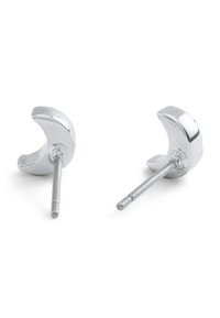 Boucles d'oreilles en argent en forme de croissant de lune avec une finition brillante et des tiges en métal. Présentent des surfaces lisses et une courbure subtile. Design minimaliste.