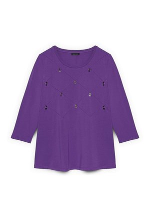 Top de manga larga morado hecho de una tela suave, con un diseño de estilo acolchado en diamante y lentejuelas negras decorativas en la parte delantera.