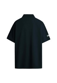 Svart polo t-shirt med korta ärmar, med en klassisk krage och en logotyp patch på vänster ärm. Enkel, enfärgad design.