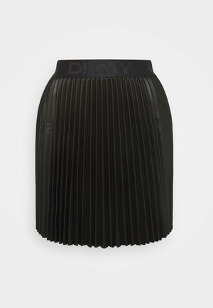 Černá skládací mini sukně s elastickým pasem, s jemně embosovaným logem DKNY, vyobrazená na jednobarevném bílém pozadí.