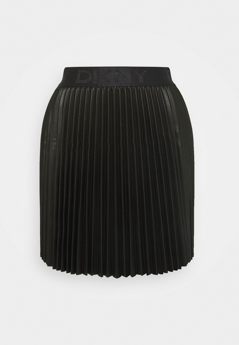 Gonna mini nera plissettata con vita elasticizzata e logo DKNY in rilievo discreto, esposta su uno sfondo bianco semplice.