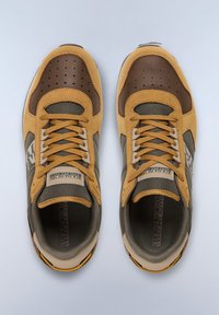 Sneaker in camoscio e rete con una combinazione di colori giallo-marrone, punta arrotondata, perforazioni e accenti beige. I lacci sono marroni con hardware chiaro.