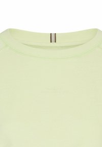 Lichtgroene sweatshirt met een ribbelhals, decoratieve stiksels en de opdruk "MADE FOR DAILY ADVENTURES" op de voorkant.