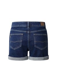 Pantalones cortos de mezclilla en azul oscuro, con dobladillos enrollados y dos bolsillos traseros. Cuenta con un parche de cuero marrón en la cintura y detalles de costura en contraste.