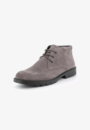 Stivali alla caviglia in suede grigio con punta rotonda, chiusura con lacci a due fori e suola in gomma testurizzata. Presenta un delicato dettaglio del logo sul lato.