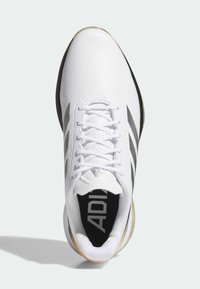 Valkoinen urheilukenkä, jossa on mustat raidat, sileä nahkapäällinen ja teksturoitu kumipohja, jossa on pehmustettu kantapää.