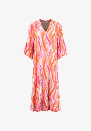 Vestido largo con rayas onduladas en rosa, naranja y blanco, con mangas campana de 3/4 de largo y escote en V.