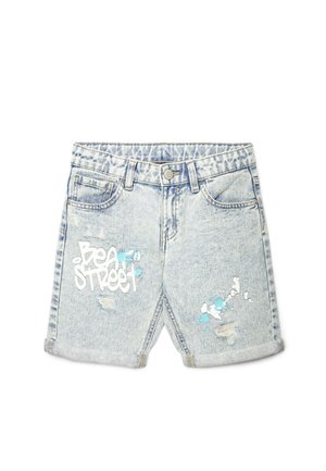 Shorts di jeans azzurri con risvolti, testo in stile graffiti "Bear Street" e schizzi di vernice bianca e blu sul davanti.