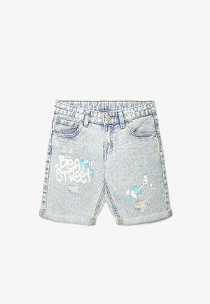 Shorts di jeans azzurri con risvolti, testo in stile graffiti "Bear Street" e schizzi di vernice bianca e blu sul davanti.
