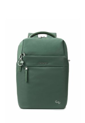 Grüner Hedgren-Rucksack mit Front-Reißverschlusstasche, Tragegriff oben und sichtbaren Marken-Metalllogos an der Vorderseite.