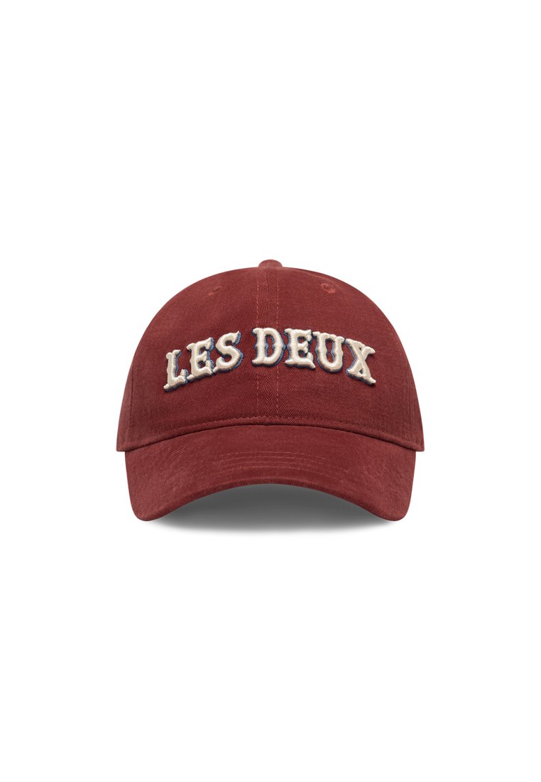 Bordeaux baseball cap i bomuld med en buet skygge. Har broderet tekst "LES DEUX" i creme og marineblå. Blød tekstur, justerbar rygstrop.