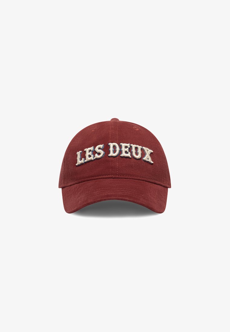 Bordeaux baseball cap i bomuld med en buet skygge. Har broderet tekst "LES DEUX" i creme og marineblå. Blød tekstur, justerbar rygstrop.