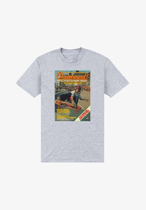 Grå bomulds t-shirt med et retro magasinomslag grafisk design om skateboarding, med farverig tekst og en illustration af en skateboarder.